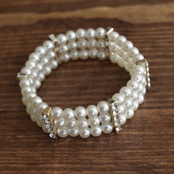 Jewelry - Beautiful Faux Pearl & Stone Stretchy Bracelet